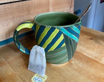 Caneca de cerâmica gráfica em tons de verde, tátil, Cuerda Seca