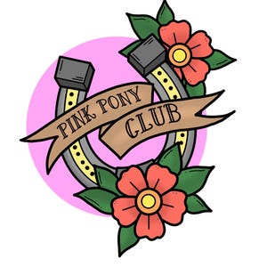 Könnte beinhalten: Ein Hufeisen mit rosa Hintergrund und einem Banner mit der Aufschrift "Pink Pony Club". Das Hufeisen ist mit gelben Punkten verziert und von grünen Blättern und roten Blumen umgeben.
