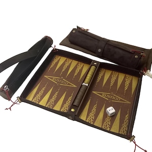 Bandeja portátil, enrollable y de viaje para backgammon, damas, ajedrez y dados, todo en uno, de ante vegano marrón y detalles en burdeos. Tablero de madera. Regalo de viaje.