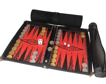 Ensemble de voyage enroulable de backgammon, d'échecs, de dames et de dés