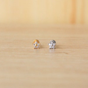 16G Tiny Gorgeous Clear Gem FLOWER Labret Stud - Tragus Earrings - Dainty Nose stud - Helix Earrings - Cartilage Earring • conch helix  stud