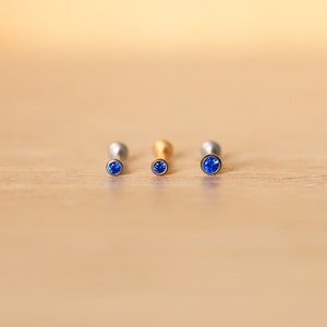 Push Pin Kleiner tiefblauer Edelstein Ohrring - Nase Tragus Knorpel Labret Gestüt • Muschel Spirale Threadless Flatback Gestüt - Winziges zierliches Labret