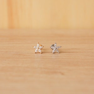16G Tiny Flower earring • Gorgeous Floral labret Stud - tiny Tragus Stud - Flatback stud  - Helix Earring - Cartilage Earring • conch tragus