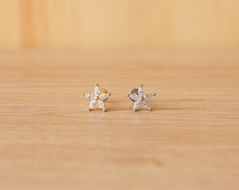 16G Tiny Flower earring • Gorgeous Floral labret Stud - tiny Tragus Stud - Flatback stud  - Helix Earring - Cartilage Earring • conch tragus