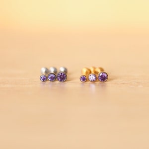 Labret de titanio con gemas pequeñas de color morado • Piercing para trago, hélix y caracola • Pasador de presión con parte posterior plana para cartílago de la nariz • Delicado piercing para labio diminuto sin rosca