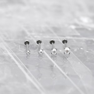 Pendiente de acero inoxidable sin rosca Tiny PEARL • Tragus/cartílago/caracola/hélice delantera Labret • Nariz con pasador a presión y parte posterior plana