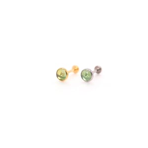 Titanio piccolo orecchino di onice VERDE, Labret Stud, piccolo naso Labret, Tragus Cartilage Conch Forward, Helix Flat back, Dainty Jewelry