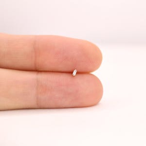 Op de afbeelding: Een kleine, heldere, rechthoekige diamant oorbel.