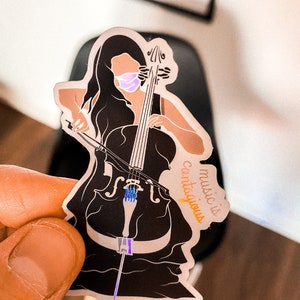Autocollant holographique en vinyle découpé - Joueur de violoncelle portant un masque facial