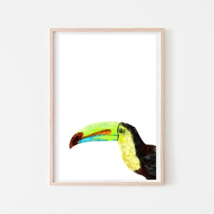 Puede incluir: Una pintura de acuarela de un tucán con un pico amarillo, verde y azul brillante. La cabeza y el cuello del tucán son negros, y su cuerpo es marrón y amarillo.