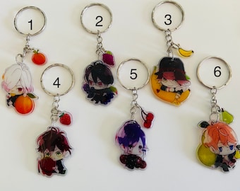 Puede incluir: Seis llaveros con personajes de anime con diferentes diseños de frutas. Los personajes son todos masculinos y tienen diferentes colores y estilos de cabello. Las frutas son una pera, un plátano, una cereza, una fresa, una uva y una naranja.