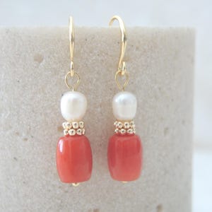 ANELLO ANELLO. In oro giallo 18 kt montatura a tre file di boules con