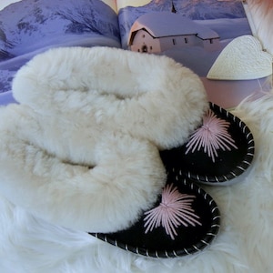 White fur shearling slippers with embroidery, Fur Sheepskin, warm moccasins, Leather sheepskin, Fluffy Sheep wool