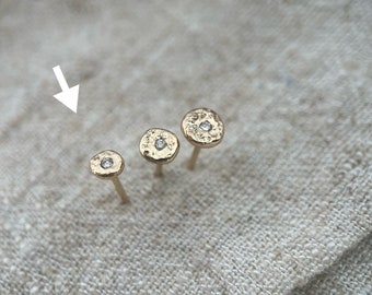 Mini-Ohrstecker aus 9-karätigem geschmolzenem Gold mit echten Diamanten aus massivem, recyceltem Gelbgold