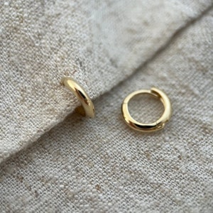 9ct gold 7mm internal diameter lite huggie hoops. Sold as singles
