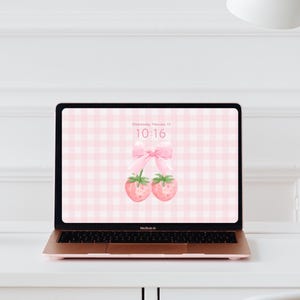 Può includere: Uno sfondo per laptop a quadri rosa e bianco con un fiocco rosa e due fragole. L'ora è 10:16.