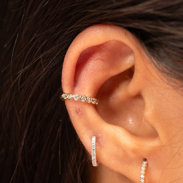 Pendiente tipo brazalete de oro de 14 quilates con diamantes: sin perforación, con bisel para cartílago.