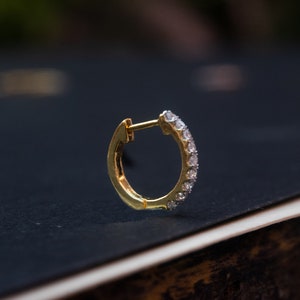 ダイヤモンド フープ イヤリング、14K ゴールド、10 mm ダイヤモンド ハギー イヤリング、ゴールド ハギー フープ イヤリング、小さなフープ イヤリング、ダイヤモンド 軟骨イヤリング