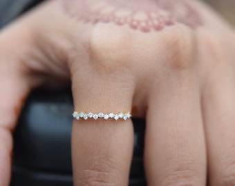 Delicada alianza de boda de oro de 14 quilates con diamantes: anillo apilable de media eternidad.