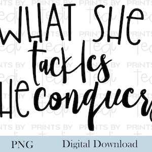 以下が含まれることがあります： 「What she tackles she conquers」と書かれた白黒のテキストグラフィックです。