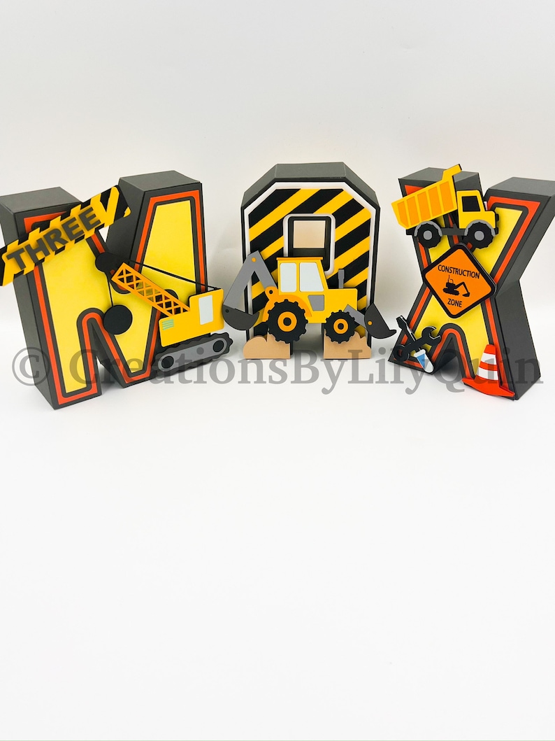 Pode incluir: Letras tridimensionais com tema de constru&ccedil;&atilde;o que soletram "MAX" com um esquema de cores amarelo e preto. As letras s&atilde;o decoradas com ve&iacute;culos de constru&ccedil;&atilde;o, ferramentas e uma placa de "Zona de constru&ccedil;&atilde;o". A letra "M" tem uma escavadeira amarela com um bra&ccedil;o preto e uma placa de "Tr&ecirc;s" no topo. A letra "A" tem uma bulldozer amarela com uma l&acirc;mina preta. A letra "X" tem um caminh&atilde;o basculante amarelo e uma placa de "Zona de constru&ccedil;&atilde;o" com um gr&aacute;fico de escavadeira preta.