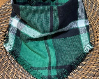 Green (darker version) flannel plaid snap bandana, hand frayed, frayed bandana, fall bandana. Soft flannel you will love. Fall bandana.