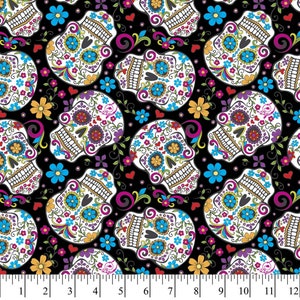 Pode incluir: Um fundo preto com um padr&atilde;o repetido de caveiras de a&ccedil;&uacute;car coloridas com desenhos florais. As caveiras s&atilde;o brancas com olhos pretos e s&atilde;o decoradas com flores rosa, azuis, amarelas e verdes.