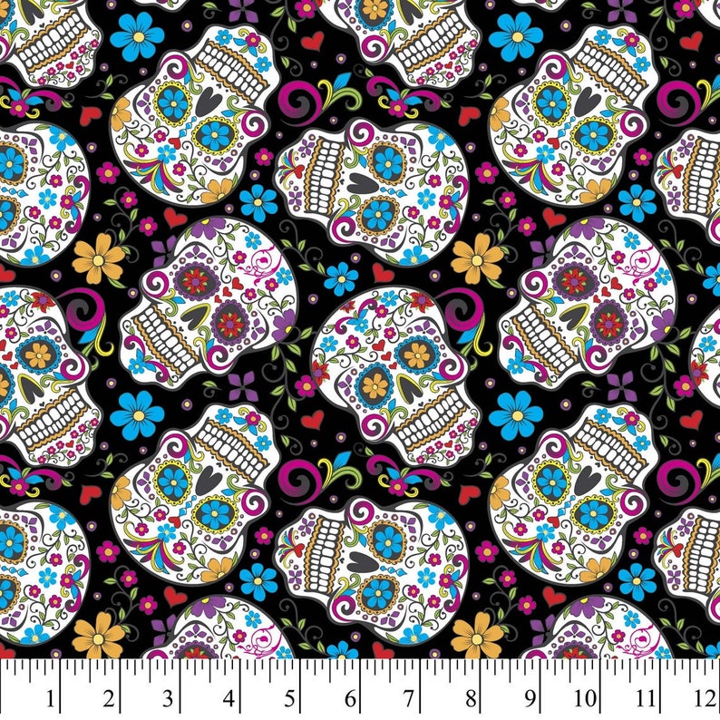 Pode incluir: Um fundo preto com um padr&atilde;o repetido de caveiras de a&ccedil;&uacute;car coloridas com desenhos florais. As caveiras s&atilde;o brancas com olhos pretos e s&atilde;o decoradas com flores rosa, azuis, amarelas e verdes.