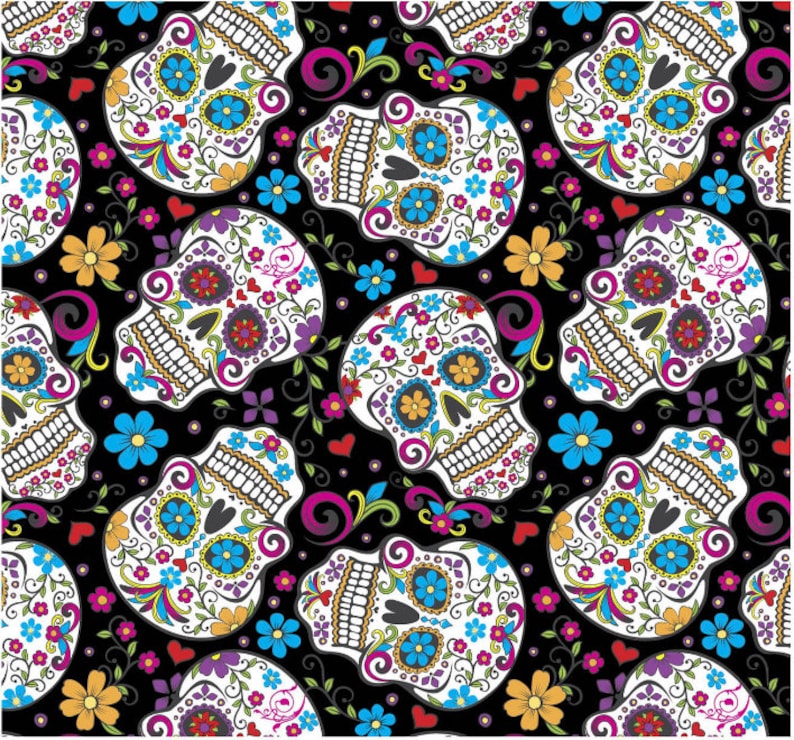 Pode incluir: Um padr&atilde;o sem costura que apresenta caveiras de a&ccedil;&uacute;car coloridas com desenhos florais sobre um fundo preto. As caveiras s&atilde;o decoradas com flores, espirais e cora&ccedil;&otilde;es em v&aacute;rias cores, incluindo rosa, azul, amarelo e verde.
