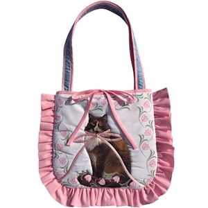 手作りのキルティングキャリコ猫ショルダーバッグ：アップサイクルされた花柄パッチワークフリルバッグ