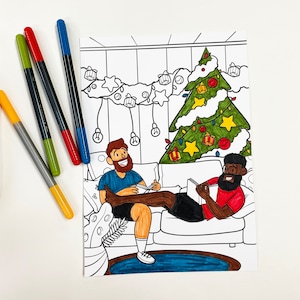 Könnte beinhalten: Eine Malvorlage mit zwei Personen, die auf einem Sofa sitzen, eine liest ein Buch und die andere schaut in ein Buch. Im Hintergrund steht ein geschmückter Weihnachtsbaum.