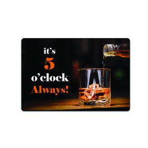 Puede incluir: Un letrero en blanco y negro con el texto "it's 5 o'clock Always!" Un vaso de líquido ámbar con cubitos de hielo se vierte desde una botella.