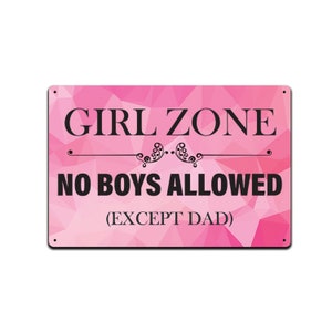 Pode incluir: Um sinal rosa e branco com um padrão geométrico. O sinal diz "Girl Zone No Boys Allowed (Except Dad)"