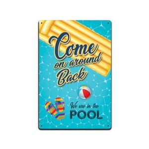 Décor de mur de signe de piscine - ce sont des signes parfaits pour des piscines d’arrière-cour, patio, plate-forme, ou barrière. Come on Around Back Nous sommes dans la piscine