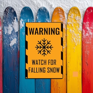 Può includere: Un'immagine vibrante con un cartello di avvertimento su uno sfondo di sci colorati. Il cartello, con la parola "WARNING" e un simbolo di fiocco di neve, avvisa gli spettatori di "WATCH FOR FALLING SNOW". Gli sci sono dipinti in tonalità di blu, giallo, arancione e rosso.