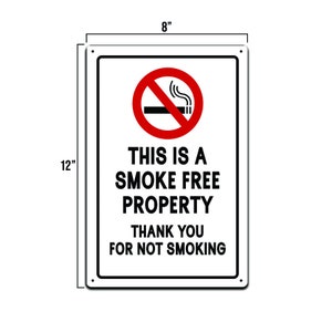 Puede incluir: Un cartel rectangular blanco con un c&iacute;rculo rojo y una l&iacute;nea diagonal que lo atraviesa. El c&iacute;rculo contiene un cigarrillo negro con humo saliendo de &eacute;l. El cartel dice "THIS IS A SMOKE FREE PROPERTY THANK YOU FOR NOT SMOKING". El cartel mide 20,3 cm de ancho y 30,5 cm de alto.