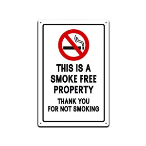 Puede incluir: Un letrero blanco con un c&iacute;rculo rojo y una l&iacute;nea diagonal que atraviesa un cigarrillo con humo. El texto dice "Esta es una propiedad libre de humo Gracias por no fumar."