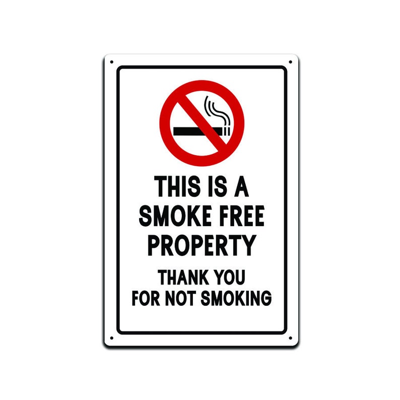 Puede incluir: Un letrero blanco con un c&iacute;rculo rojo y una l&iacute;nea diagonal que atraviesa un cigarrillo con humo. El texto dice "Esta es una propiedad libre de humo Gracias por no fumar."