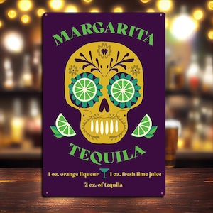 Peut inclure: Une enseigne en métal violet avec un motif de crâne jaune, des accents verts et les mots "MARGARITA TEQUILA". L'enseigne comprend une recette de cocktail avec des ingrédients comme de la liqueur d'orange, du jus de citron vert frais et de la tequila.