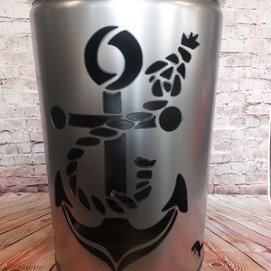 Botte per il fuoco con motivo ad ancora, realizzata da un nuovo bidone per petrolio da 200 litri, braciere decorativo - un braciere speciale per giardino e patio