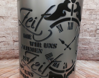 Feuertonne mit - Zeit - Motiv, Gefertigt aus NEUEM 200L Ölfass, Deko, Feuerkorb, - Besondere Feuerstelle für Garten und Terrasse