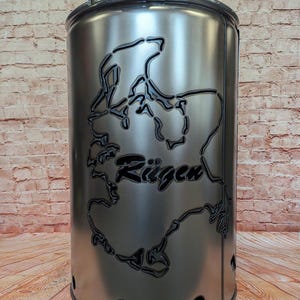 Può includere: Un braciere in metallo argentato con un design a taglio dell'isola di Rügen, Germania. Il braciere ha un coperchio e diversi fori intorno alla parte inferiore.