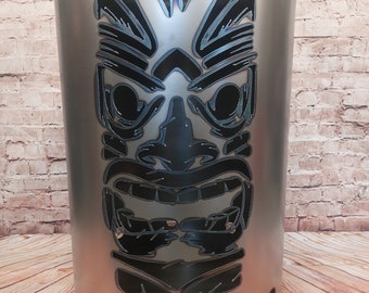 Feuertonne mit - Tiki Maske- Motiv, Gefertigt aus NEUEM 200L Ölfass, Deko, Feuerkorb, - Besondere Feuerstelle für Garten und Terrasse