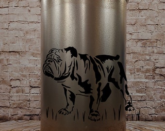 Feuertonne Englische Bulldogge, Gefertigt aus NEUEN 200L Ölfass, Deko, Feuerkorb, - Besondere Feuerstelle für Garten und Terrasse