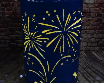 Feuertonne Feuerwerk, Gefertigt aus 200L Ölfass, Deko, Feuerkorb, - Besondere Feuerstelle für Garten und Terrasse - 90 x 60 cm