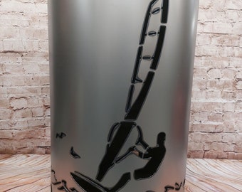 Feuertonne mit - Windsurfer - Motiv, Gefertigt aus NEUEM 200L Ölfass, Deko, Feuerkorb, - Besondere Feuerstelle für Garten und Terrasse