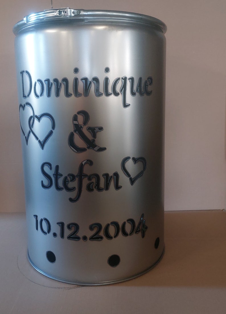 Feuertonne Hochzeit, personalisierbar, Ölfass, Deko, Feuerkorb, Feuerstelle, Gefertigt aus NEUEM 200L Ölfass Bild 5