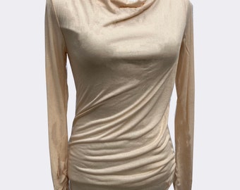 Loose neck. Long sleeve. Long top. Gathering on the side. Gathering on sleeve. Beige. Seethrough fabric. XS-XL.