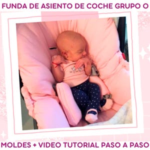 May include: A baby in a pink car seat cover, wearing a pink shirt with the word "MOM" and blue pants with white polka dots. The text "FUNDA DE ASIENTO DE COCHE GRUPO O" and "MOLDES + VIDEO TUTORIAL PASO A PASO" are visible.