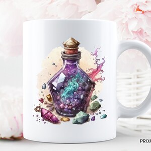 Peut inclure: Mug en c&eacute;ramique blanche avec une illustration &agrave; l'aquarelle d'une bouteille de potion violette avec un bouchon dor&eacute;, entour&eacute;e de cristaux et de pierres pr&eacute;cieuses color&eacute;es. Le design a un th&egrave;me fantaisiste et magique.